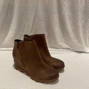SOREL Womens Joan Of Arctic Brown Wedge Chelsea Boots Size 10 EUC